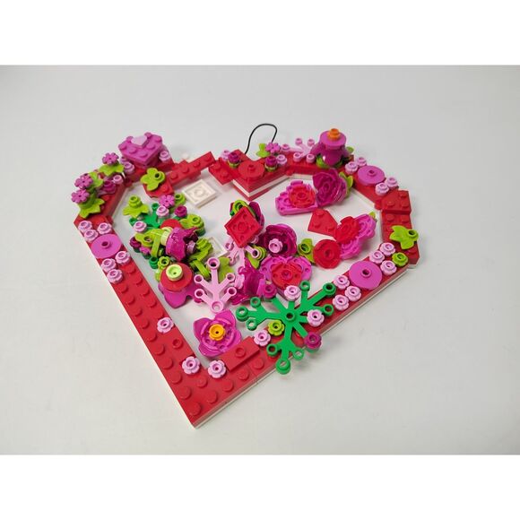 LEGO Heart Ornament Set 40638 - Picture 2 of 4